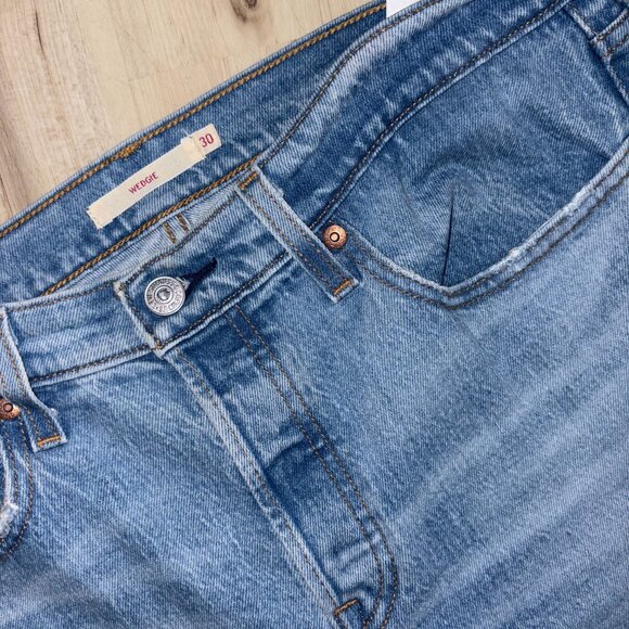Levi's Light- Medium Wash Buttonfly Wedgie Jeans 30 - Picture 2 of 8
